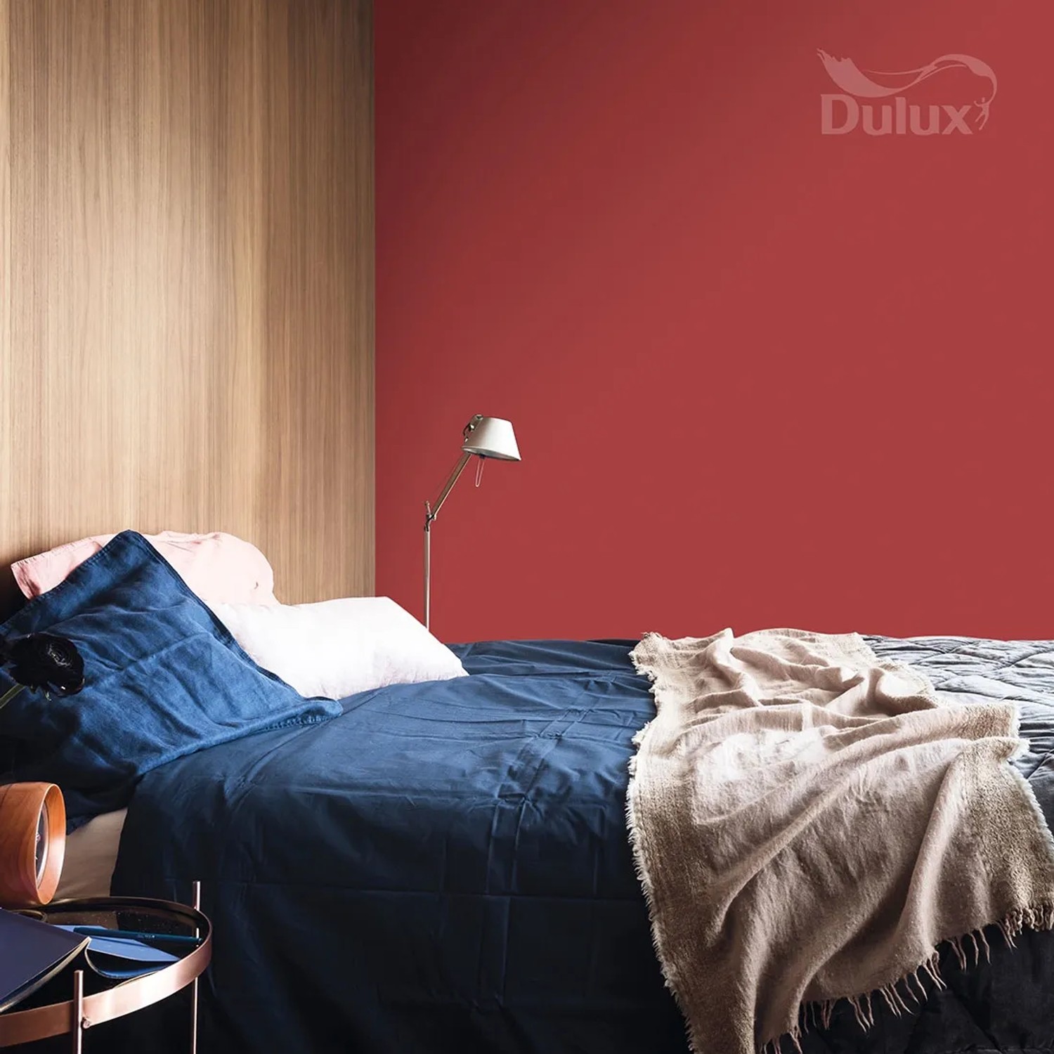 Sypialnia z czerwoną farbą do ścian Dulux. Kolorowe farby do ścian dla przytulnej atmosfery.