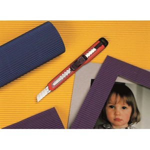 Nóż z ostrzem łamanym 9 mm z czerwoną rączką, otoczony materiałami do rękodzieła.