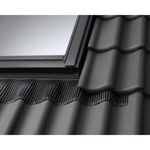 Velux kołnierz EDW MK06 z zestawem izolacyjnym do montażu okna dachowego w dachu krytym dachówką.