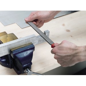 Pilnik warsztatowy LUX 200 mm Comfort zgrubny w użyciu na stole warsztatowym z imadłem.