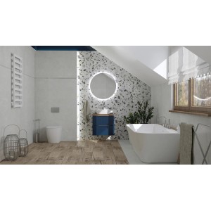 Wolnostojąca wanna w nowoczesnej łazience z drewnianą podłogą i niebieskimi akcentami.