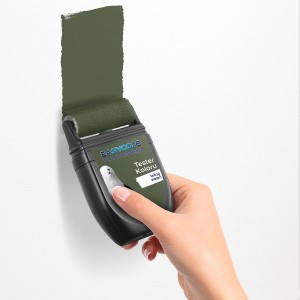 Ręka maluje ścianę wałkiem i zieloną farbą do ścian. Wałek do malowania ścian.