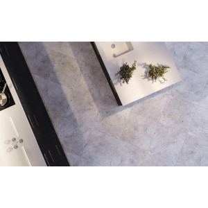 Jasne płytki podłogowe t.b.t. w kuchni z płytą grzejną i zlewem.