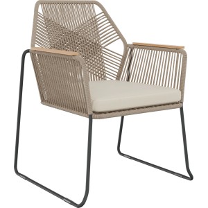 Krzesło ogrodowe z plecionką sznurkową, beżowym siedziskiem i drewnianymi podłokietnikami.