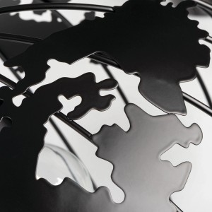 Zbliżenie lampy wiszącej t.b.t. z motywem mapy świata w kolorze czarnym.