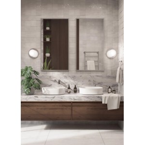 Nowoczesna łazienka z podwójną umywalką, lustrami i okrągłymi lampami.