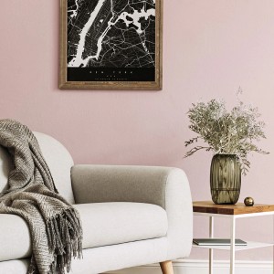 Aranżacja ściany z farbą t.b.t., w połączeniu z elementami dekoracyjnymi i meblami.