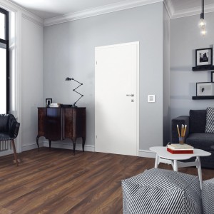 Białe drzwi wewnętrzne w nowoczesnym salonie. Proste skrzydło drzwiowe ze srebrną klamką.