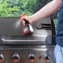 Landmann środek do czyszczenia stali nierdzewnej 500 ml w użyciu na grillu.
