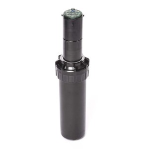 Czarny zraszacz wynurzalny do nawadniania ogrodu.