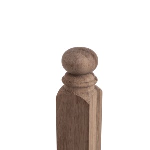 Zbliżenie: Drewniany słupek balustrady z kulką. Kategoria: Poręcze i balustrady.