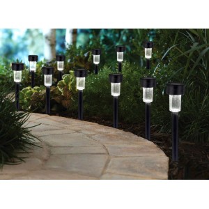 Kilka lamp solarnych t.b.t. oświetla ścieżkę ogrodową. Solarne oświetlenie alejek.