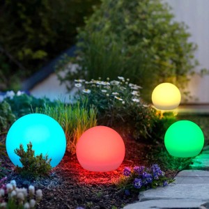 Wielokolorowe lampy solarne w kształcie kul do ogrodu lub na ścieżkę.