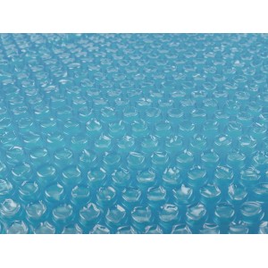 Niebieska prostokątna folia basenowa z pęcherzykami.