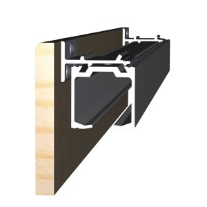 Szyna prowadząca t.b.t., szczegółowy widok montażu na drewnianej ścianie.