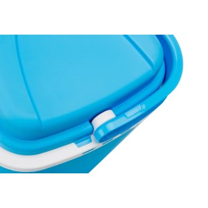 Zbliżenie niebieskiego akcesorium kempingowego z mechanizmem blokującym.