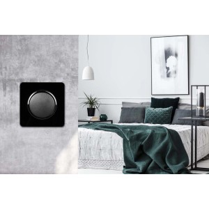 Czarna ramka t.b.t. na szarej ścianie w sypialni.