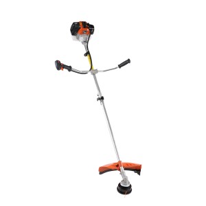 Kosa spalinowa t.b.t. do prac ogrodowych. Podkaszarka z pomarańczową osłoną i srebrnym trzonkiem.