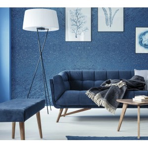 Niebieski salon z sofą, lampą i obrazami na ścianie. Farba efektowa na ścianie.