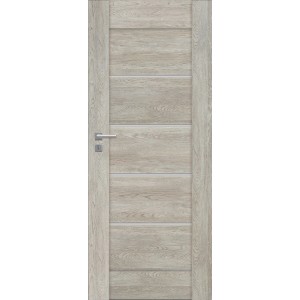 Jasne drewniane drzwi wewnętrzne z poziomymi panelami i srebrną klamką.