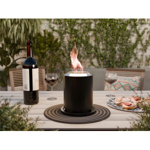 Antracytowa misa paleniskowa Luras (Ø 22 cm) na stole z winem i przekąskami dla przytulnej atmosfery.