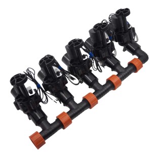 t.b.t. do nawadniania podziemnego, składający się z kilku czarnych zaworów z pomarańczowymi złączkami.