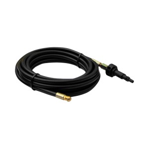 Zwinięty czarny wąż z przyłączami.