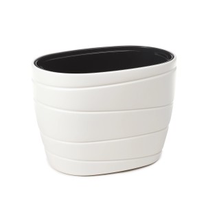 Biała doniczka t.b.t. z poziomymi rowkami. Dekoracyjne donice do wnętrz i na zewnątrz.