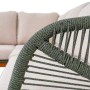 Zbliżenie: Pleciony podłokietnik i sofa zestawu mebli ogrodowych.