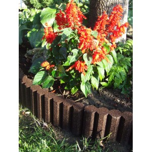 Brązowe plastikowe obrzeże ogrodowe z kwiatami.