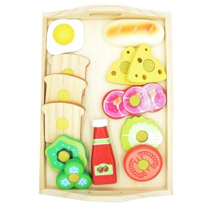 Drewniana taca z zabawkami jedzeniem: jajko sadzone, chleb, ser, pączki, ketchup, warzywa. Zabawka dla dzieci.