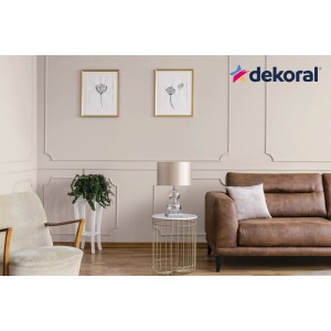 Beżowy salon z farbą do ścian Dekoral, sofą, fotelem i dekoracjami.