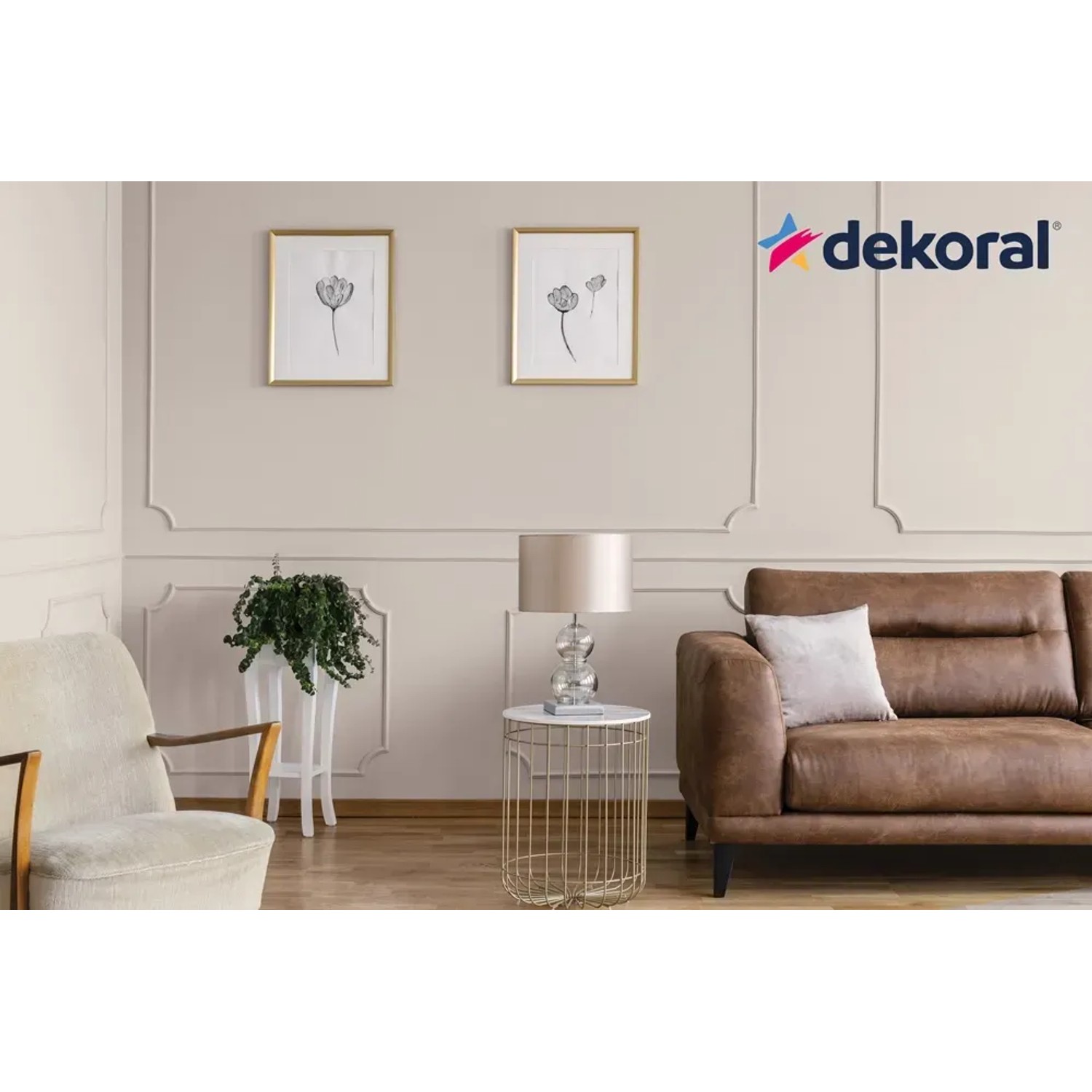 Beżowy salon z farbą do ścian Dekoral, sofą, fotelem i dekoracjami.
