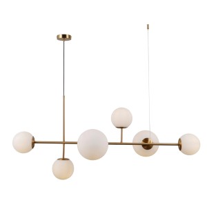 Nowoczesna lampa wisząca ze złotą ramą i białymi kulistymi kloszami.