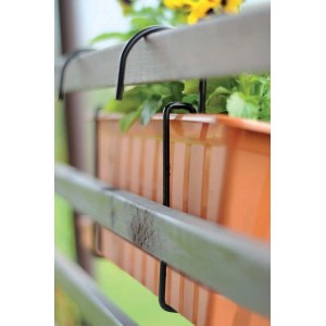 t.b.t. Metalowy uchwyt do skrzynki balkonowej przymocowany do ogrodzenia z posadzoną skrzynką.