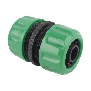 Zielone złącze do węża wodnego do węży ogrodowych.