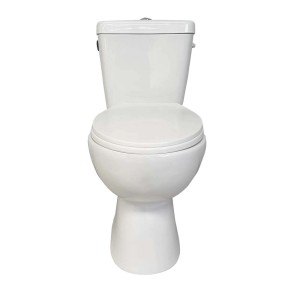 Białe, kompaktowe WC t.b.t. z zamkniętą spłuczką, widok z przodu.