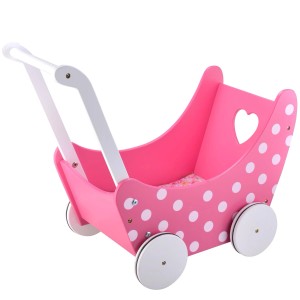 Różowy drewniany wózek dla lalek z białymi kropkami i sercem dla dzieci.