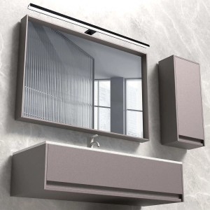 Nowoczesny zestaw mebli łazienkowych z kinkietem LED, szafką umywalkową i szafką lustrzaną w kolorze szarym.