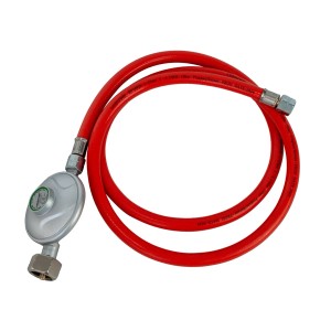 Reduktor ciśnienia z czerwonym wężem gazowym do elektrycznych urządzeń grzewczych.