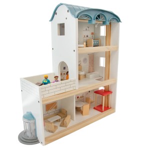 Trzypiętrowy drewniany domek dla lalek z figurkami, meblami i niebieskawym dachem.