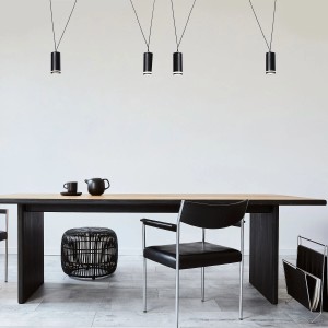 Nowoczesne czarne lampy wiszące (Lampy wiszące) nad stołem.