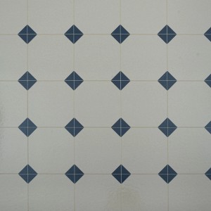 Podłoga PCV z niebieskim wzorem rombów na jasnym tle.