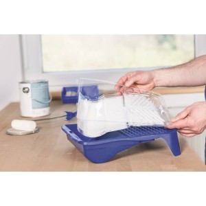 Niebieska kuweta malarska z kratką i osłoną przed pryskaniem do wałków malarskich.