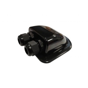 Czarny przepust kablowy do systemów fotowoltaicznych.