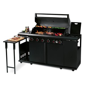 Czarny grill gazowy t.b.t. z palnikiem bocznym i stołem. Jedzenie na ruszcie.