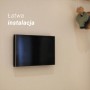 Monitor Ezviz 17,78 cm zamontowany na ścianie. Łatwa instalacja monitoringu.