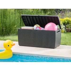 Otwarty pojemnik do przechowywania Keter Capri 305 l w stylu rattanowym przy basenie, wypełniony zabawkami.
