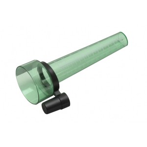 Zielony plastikowy deszczomierz z uchwytem do pomiaru opadów w ogrodzie.