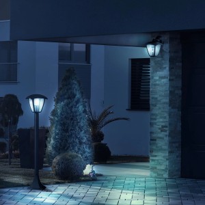 Dekoracyjne lampy zewnętrzne oświetlają podwórko i fasadę domu.